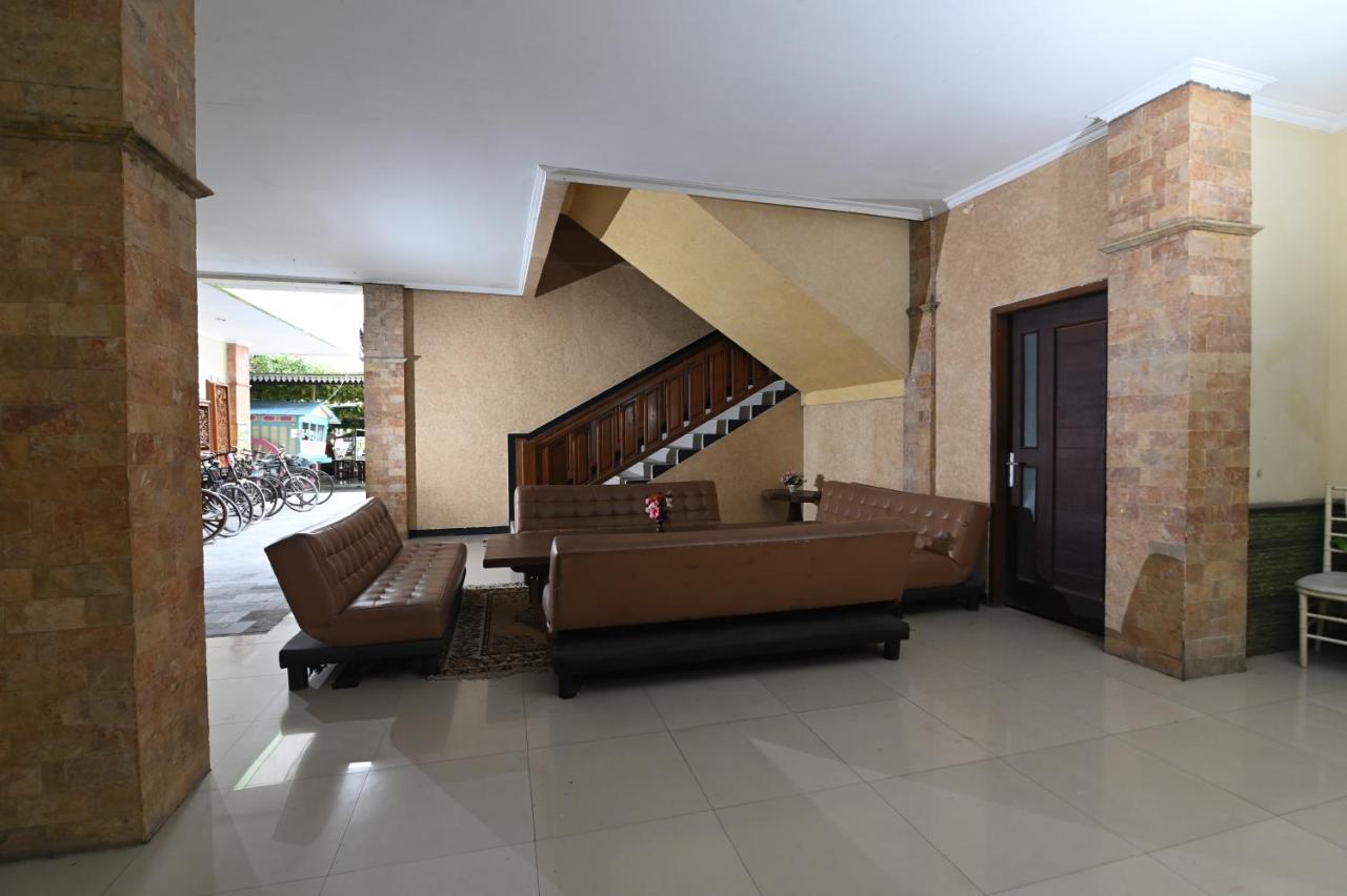 Mcm Hotel Wisata Bojonegoro Buitenkant foto