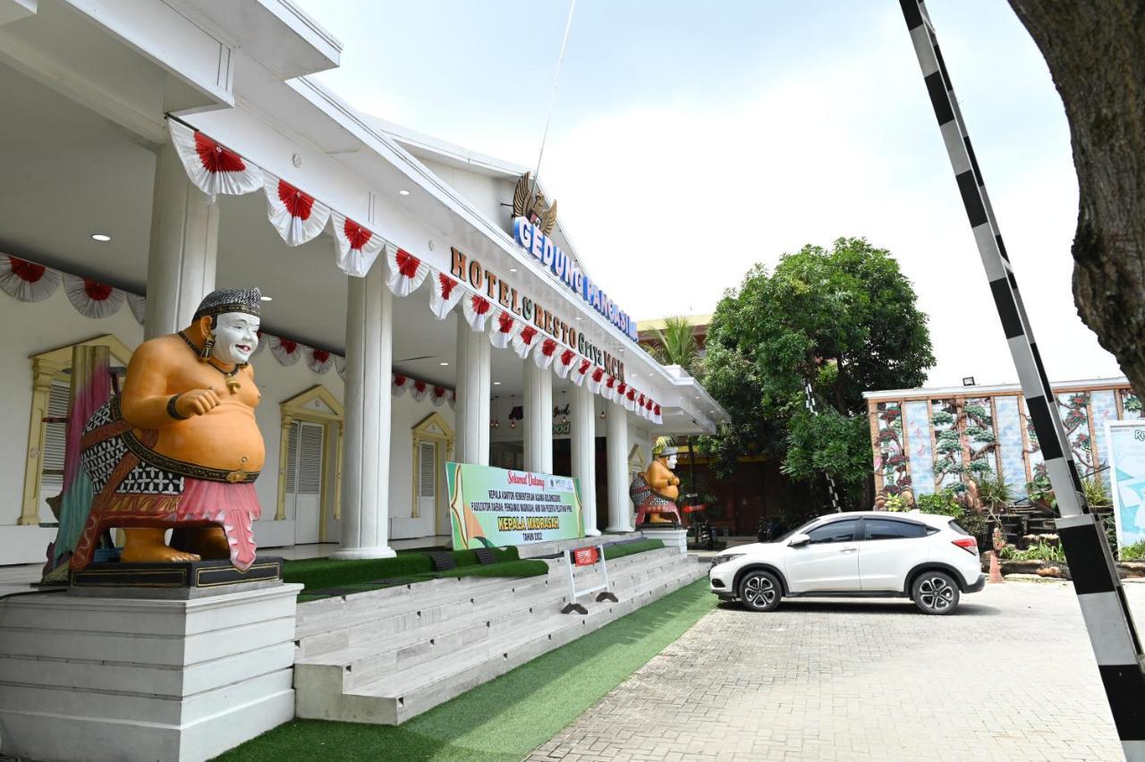 Mcm Hotel Wisata Bojonegoro Buitenkant foto